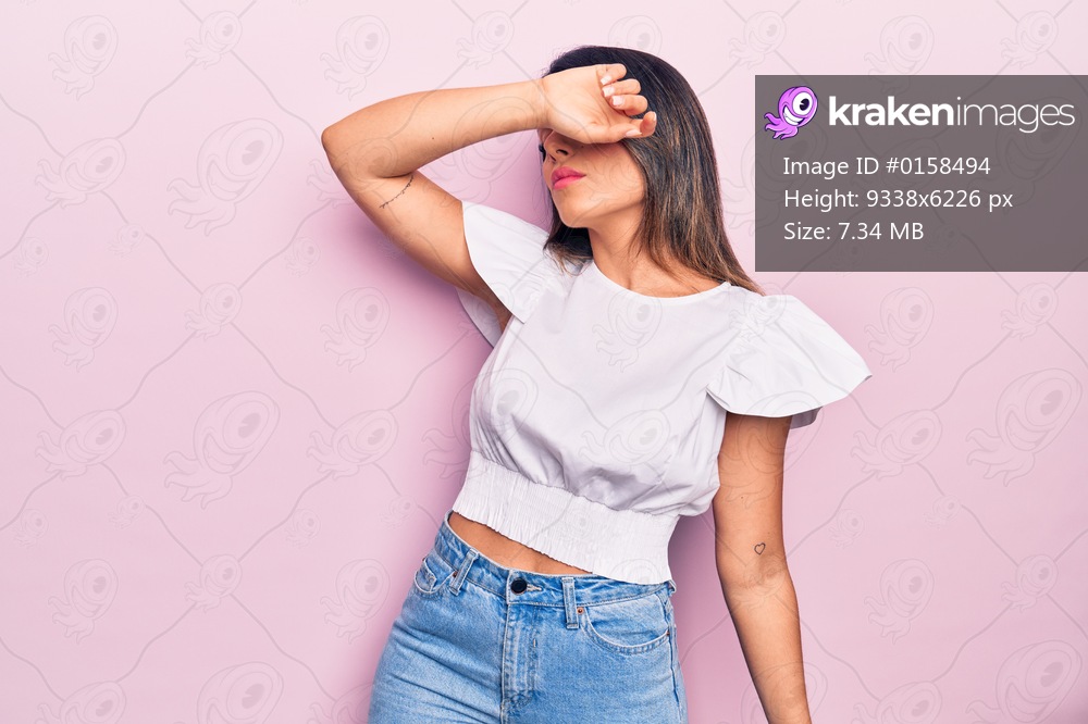 Young beautiful brunette woman wearing casual clothes standing over isolated pink background